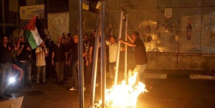 Filistinliler metal arama dedektörlerini yaktı