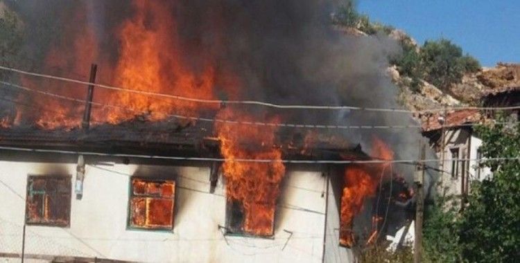 Ankara'daki yangında 2 ev kullanılamaz hale geldi
