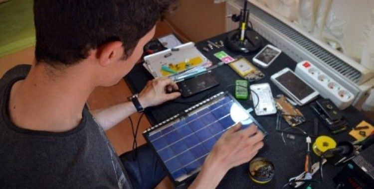 Üniversite öğrencisi genç portatif şarj cihazı yaptı