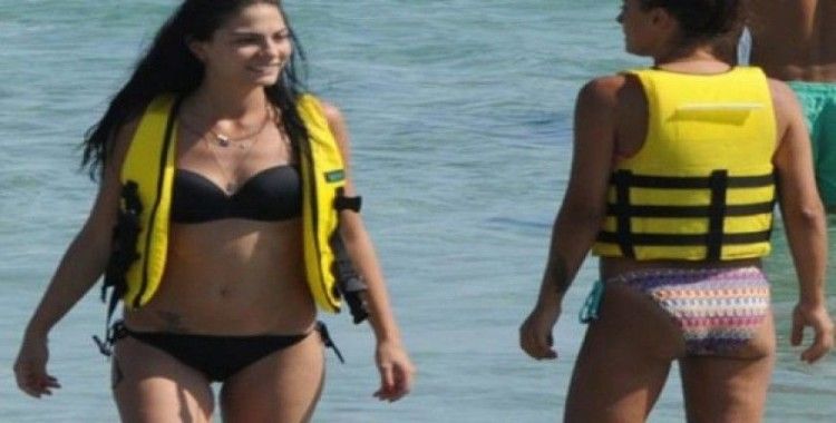 Demet Özdemir plajda