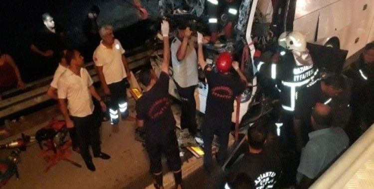 Kahramanmaraş'ta otobüs tıra çarptı, 1 ölü, 26 yaralı