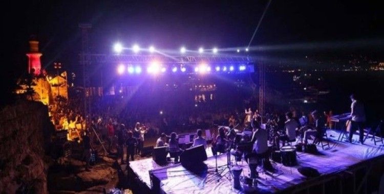 Lübnan'da çöplerden temizlenen adada konser verildi