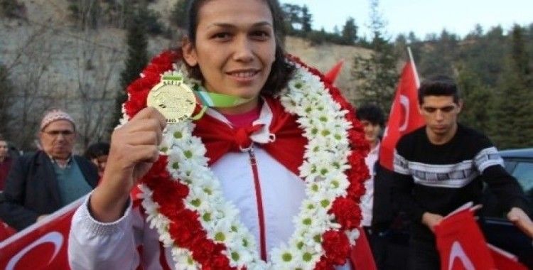 Milli boksör Elif Güneri İtalya'da finale yükseldi