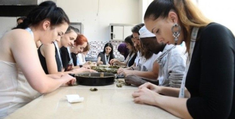 Yabancı öğrenciler Türk mutfağında 