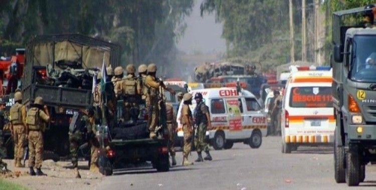Pakistan'da polis aracına saldırı, 2 ölü