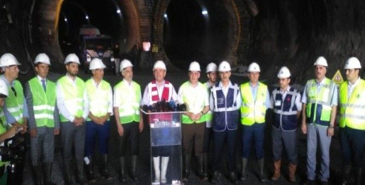 Topbaş Mecidiyeköy- Mahmutbey metro hattını inceledi