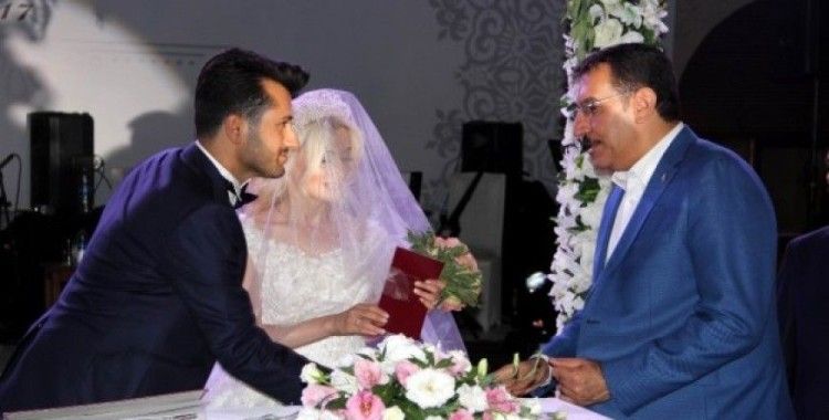 Bakan Tüfenkci nikah şahitliği yaptı 