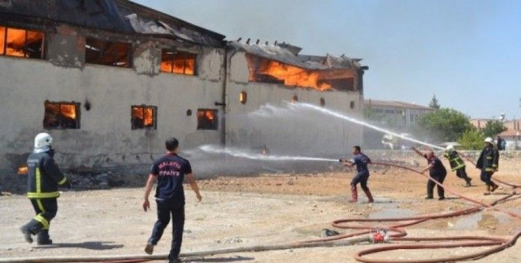 Ambalaj fabrikası alev alev yandı