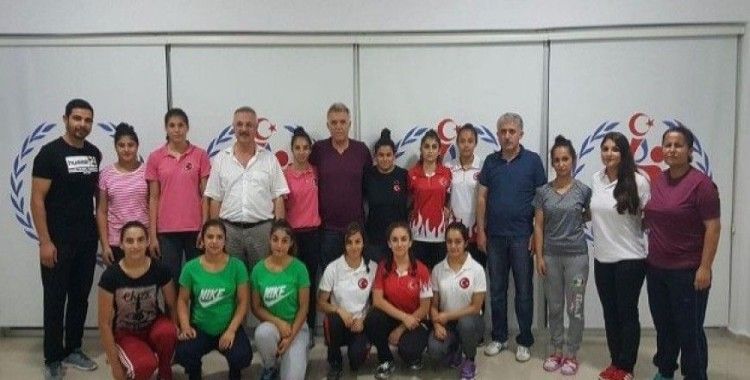 Başkan Taşpınar'dan kız haltercilere destek