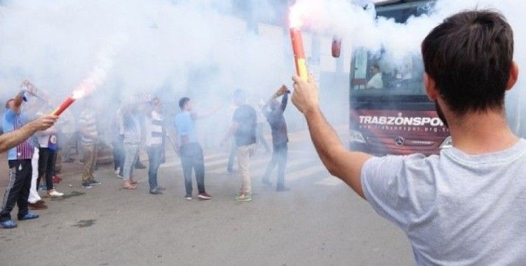 Trabzonspor, İstanbul'a meşalelerle uğurlandı