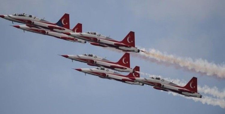 Türk Yıldızları Maçka şehitleri anısına uçtu