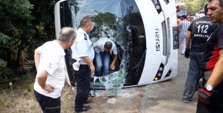 Midibüs devrildi, 2'si çocuk 6 turist yaralı