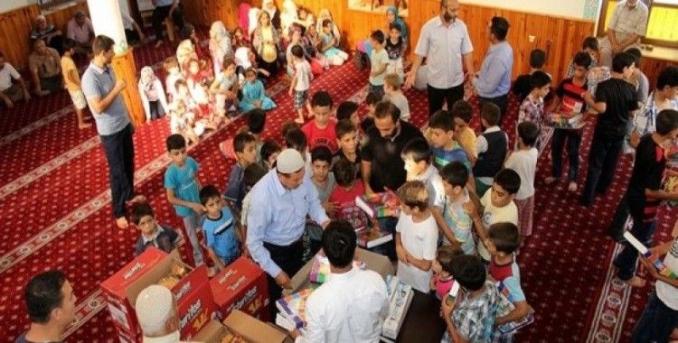 Cami cemaatinden Suriyeli çocuklara hediye