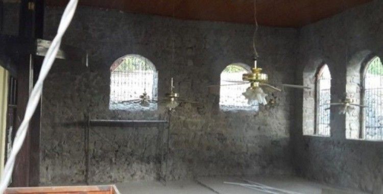 Depremde hasar gören, 600 yıllık tarihi cami onarılıyor