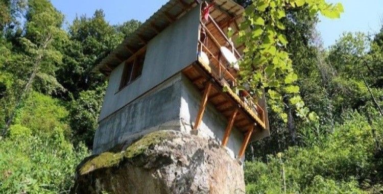 16 metrekarelik kaya üzerine ev yaptı