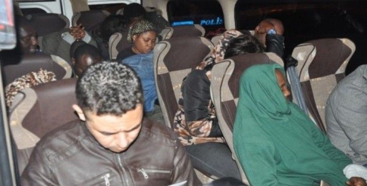 Kamyonetten 48 kaçak göçmen çıktı