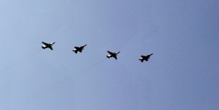 Deyrizor’a hava saldırısı, 20 sivil hayatını kaybetti