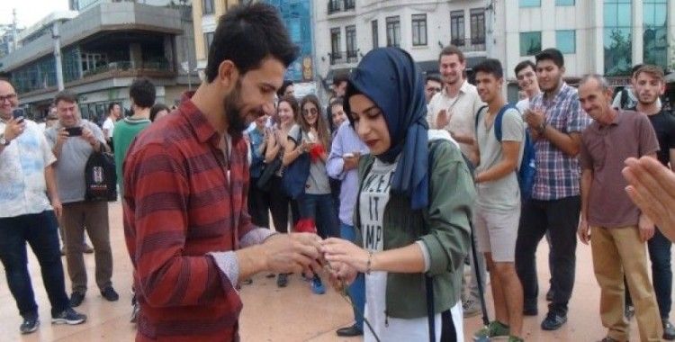 Taksim Meydanında evlilik teklifi