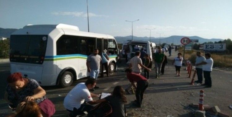 Balıkesir'de minibüsler çarpıştı, 21 kişi yaralı