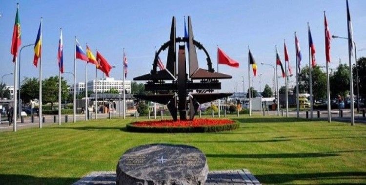 NATO nükleer silahlarından vazgeçmeyecek