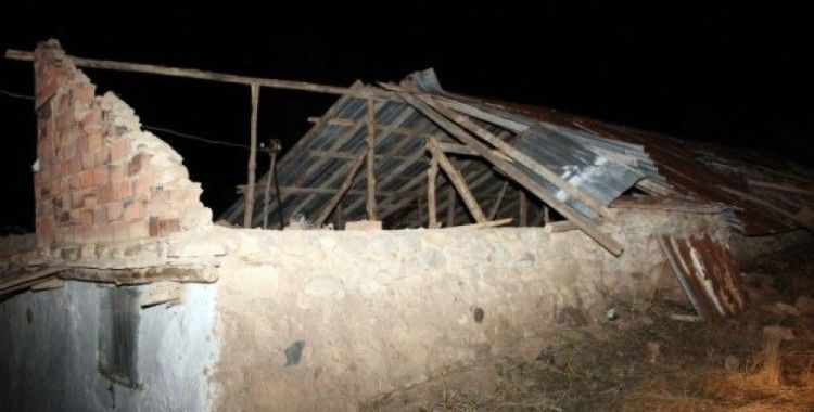 Yozgat'ta hortum evlerin çatılarını uçurdu