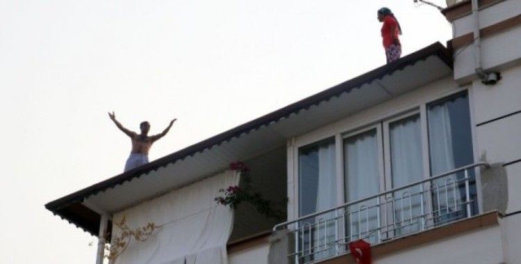 Cezaevi firarisi polisleri görünce çatıya çıktı