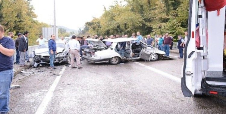 2 ilde trafik kazaları, 2 ölü, 7 yaralı