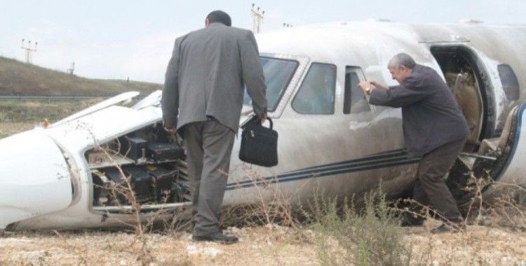 Uçak kazası sonrası inceleme ekibi olay yerinde