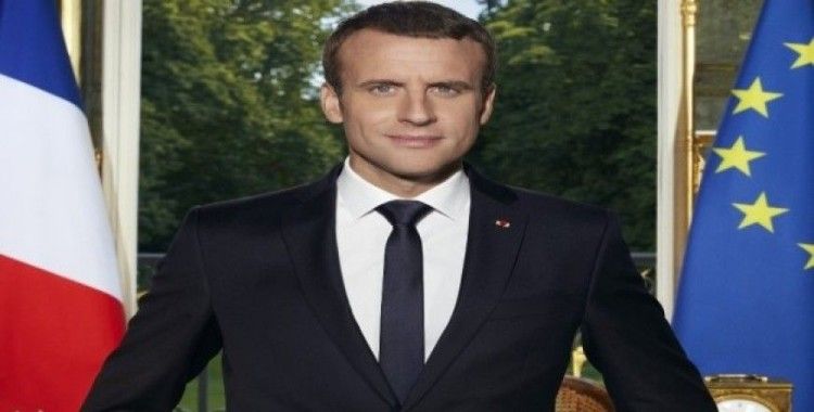 Macron yüz binleri sokağa döken yasayı imzaladı