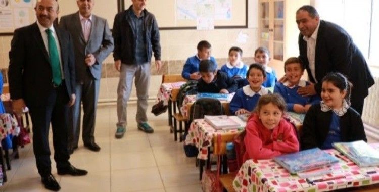 Köy okullarında eğitim gören minik öğrencilere kırtasiye yardımı