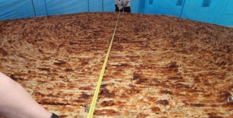 Bosna Hersek'te dünyanın en büyük böreğini pişirdiler