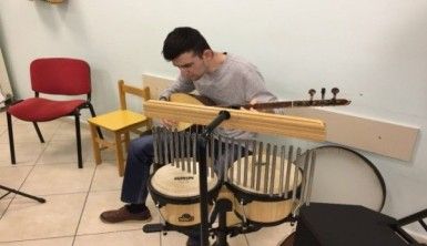 Otizmli Murat 10 farklı enstrüman çalıyor