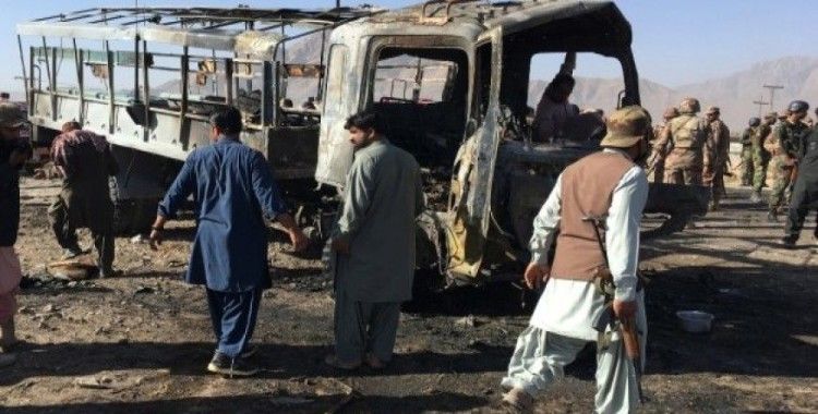 Pakistan'da bombalı saldırı, 6 ölü