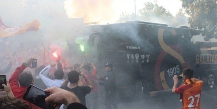 Galatasaray ve Fenerbahçe yola çıktı