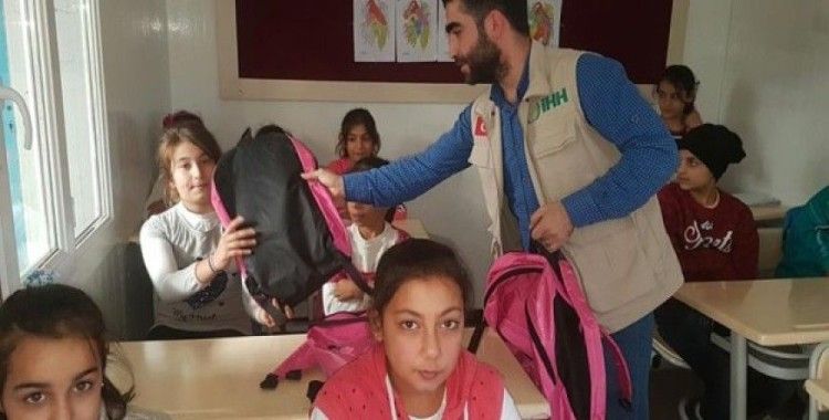 Suriyeli öğrencilere kırtasiye yardımı