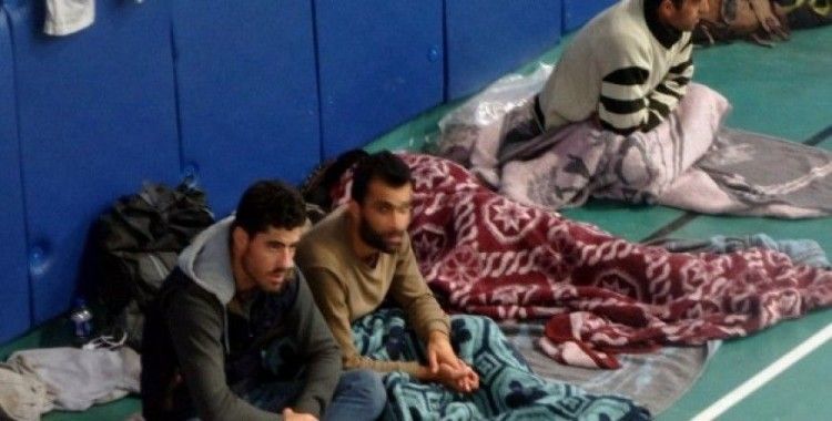 Tosya'da yakalan göçmenler spor salonunda tutuluyor