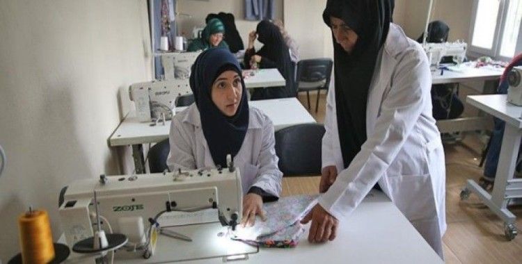 Dikiş kursuyla Suriyeli kadınlara umut oluyor