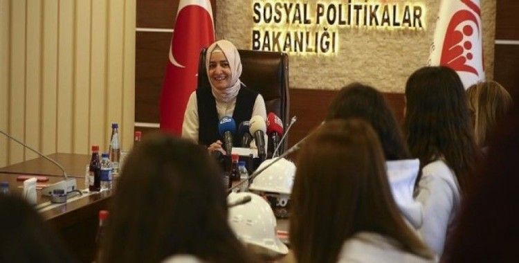 Bakan Kaya 'Türkiye'nin Mühendis Kızları'yla bir araya geldi