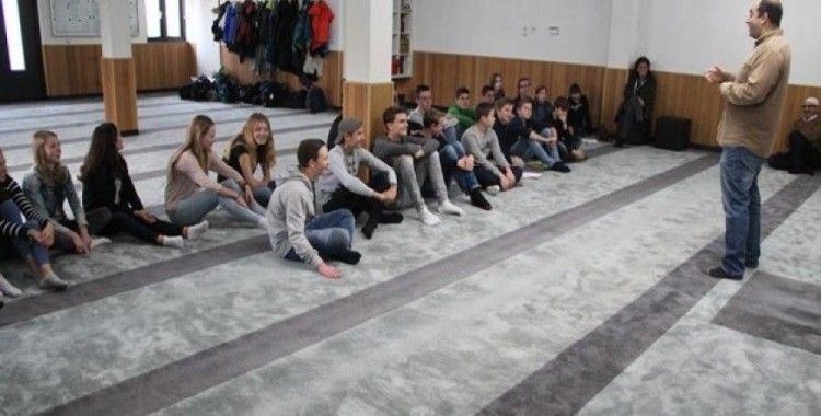 Hollandalı öğrencilerden camiye ziyaret