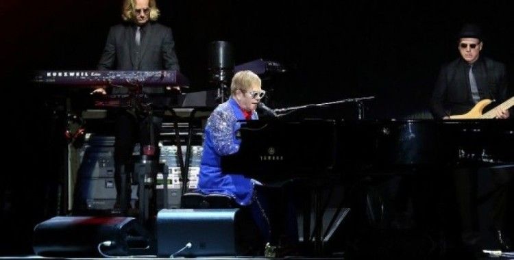 Elton John ara veriyor