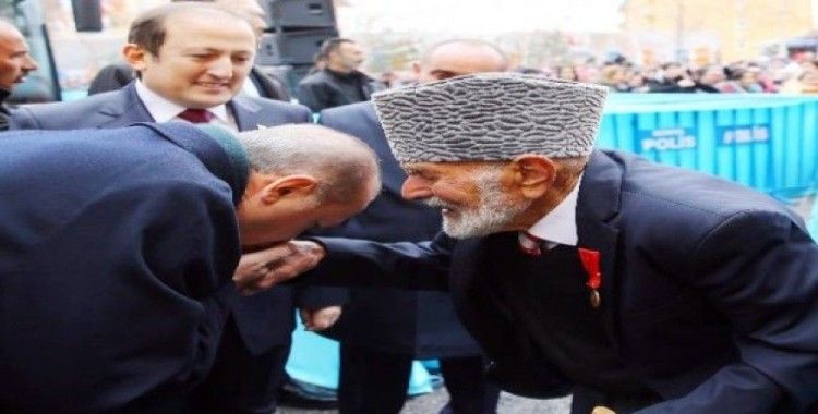 Cumhurbaşkanı'nın elini öptüğü Kore Gazisi konuştu