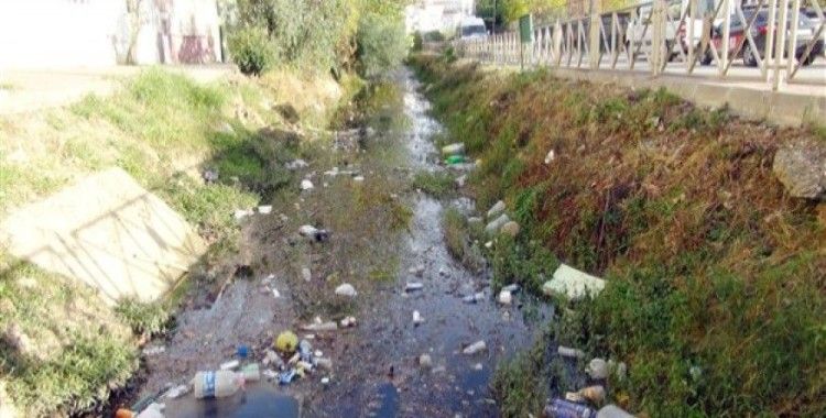 Manavgat'ta sulama kanalı çöplüğe döndü