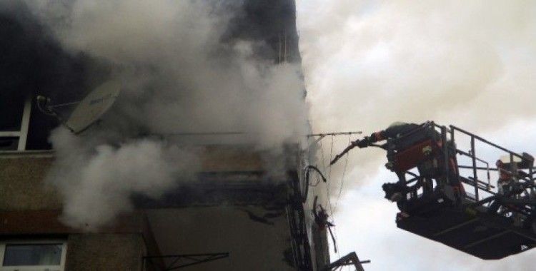 Kadıköy'de apartman yangını paniğe neden oldu