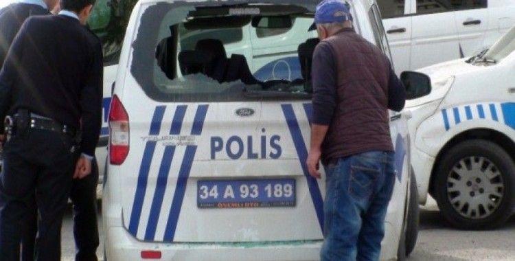 İstanbul’da polis araçlarına taşlı ve sopalı saldırı 