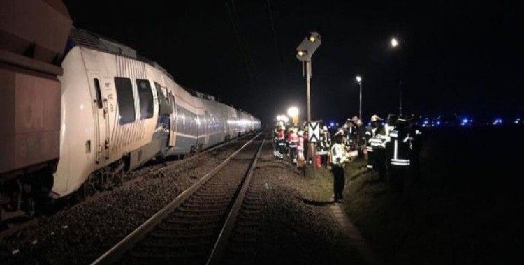 Almanya'da yük treni ile yolcu treni çarpıştı, 50 yaralı
