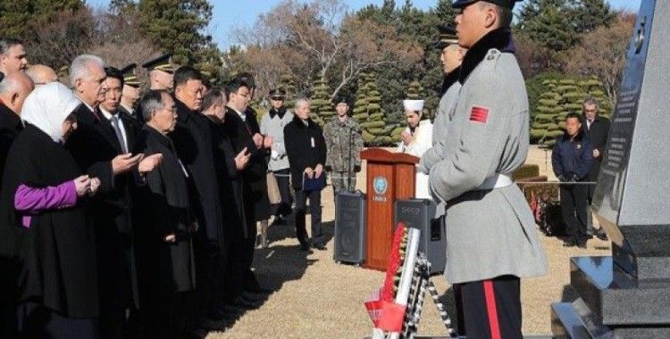 Yıldırım Güney Kore'de Türk Şehitliğini ziyaret etti