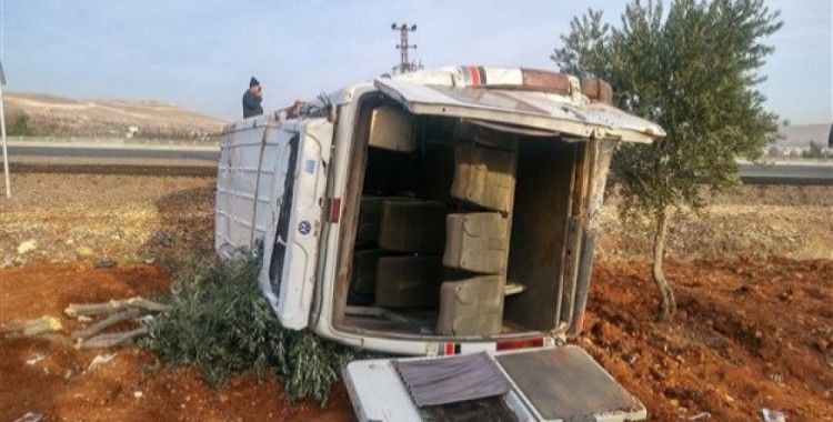 Suriyeli zeytin işçilerini taşıyan minibüs takla attı, 15 yaralı