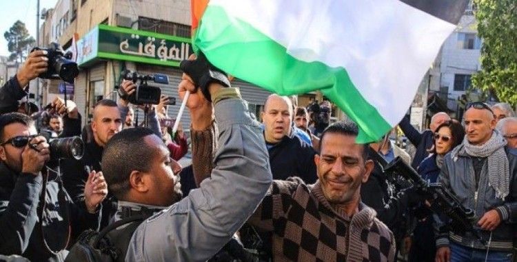 İsrail polisinden Filistin bayrağı açan çocuklara müdahale