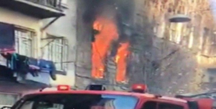 Beyoğlu'nda 5 katlı ahşap binada yangın çıktı