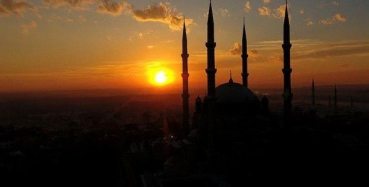 Gün batımı kızıl renkle Selimiye'nin heybetini katlıyor